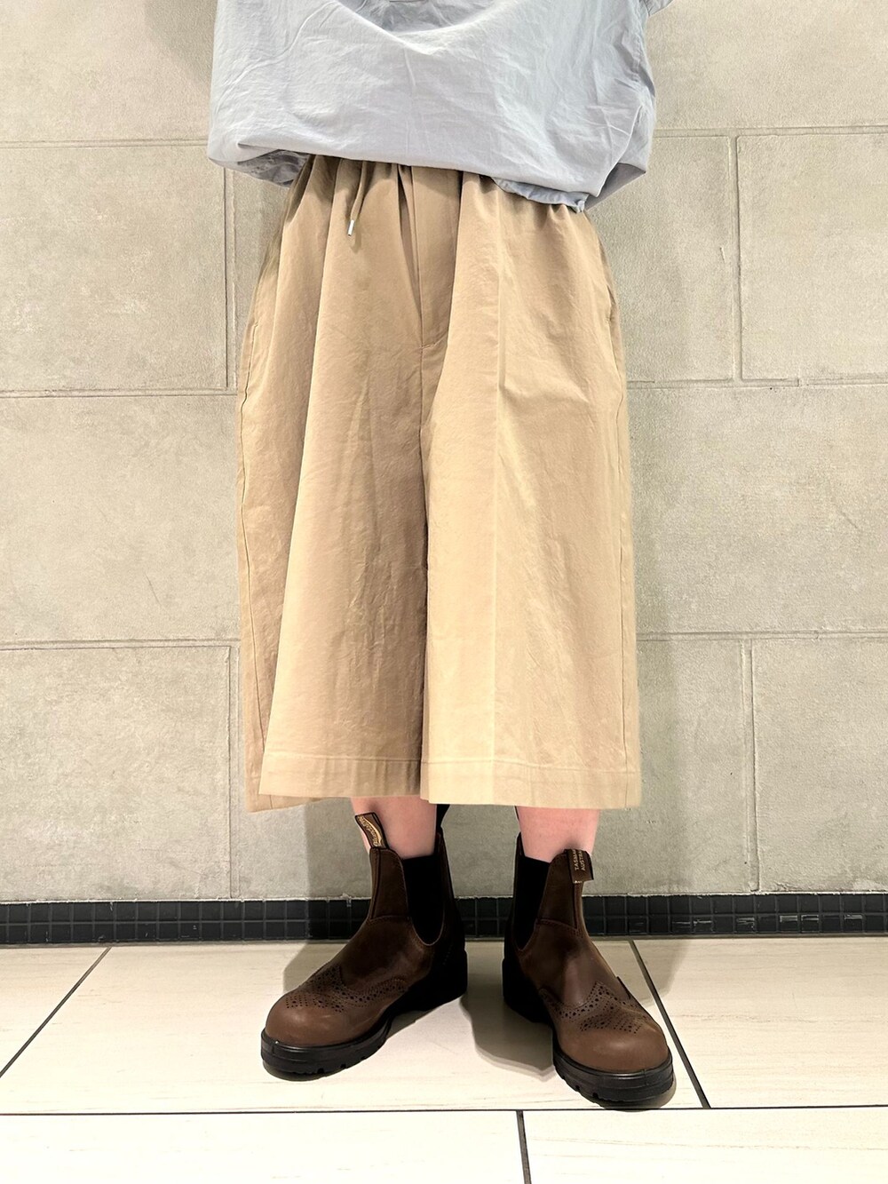 ブルー系のその他パンツを着用したレディースの春コーディネートの8枚目の写真