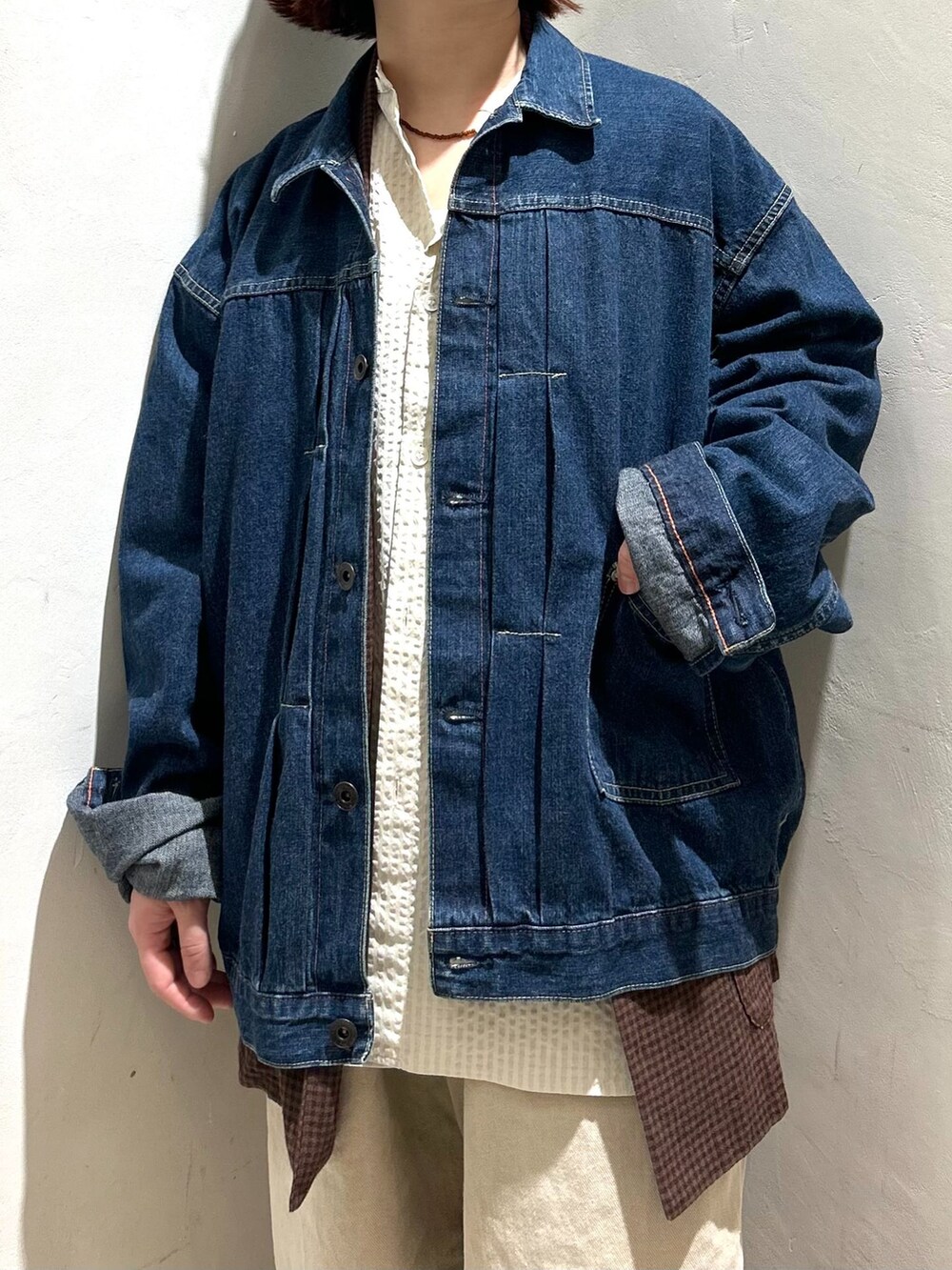 ブラウン系のその他アウター、ベージュ系のその他パンツ、ホワイト系のシャツ/ブラウスを着用したレディースの春コーディネートの6枚目の写真