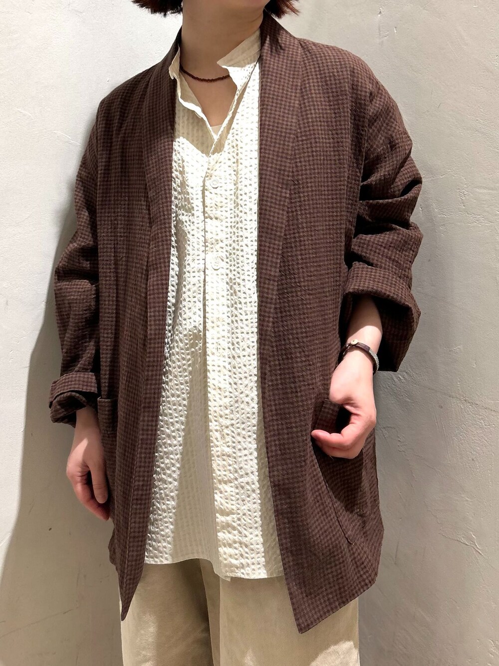 ブラウン系のその他アウター、ベージュ系のその他パンツ、ホワイト系のシャツ/ブラウスを着用したレディースの春コーディネートの7枚目の写真