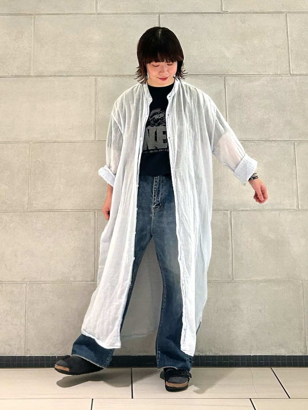 ブルー系のシャツ/ブラウス、ブルー系のTシャツ/カットソーを着用したレディースの夏コーディネートの2枚目の写真