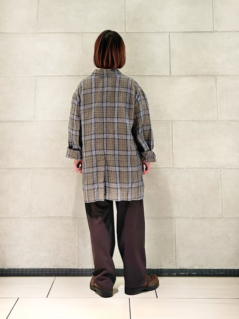ブラウン系のその他パンツ、ホワイト系のTシャツ/カットソー、ホワイト系のベストを着用したレディースの春コーディネートの4枚目の写真