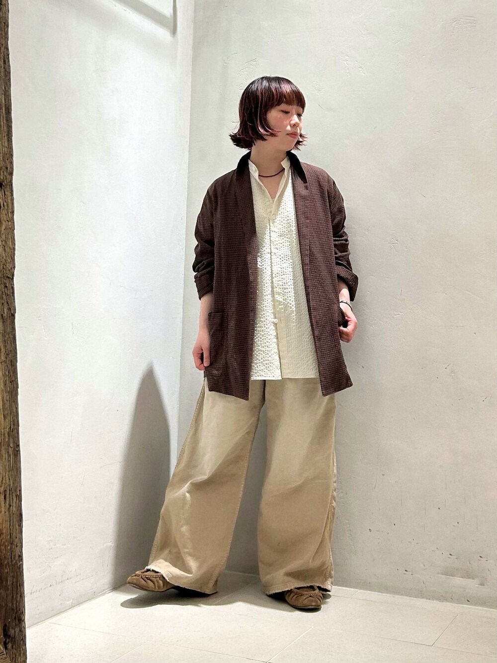 ブラウン系のその他アウター、ベージュ系のその他パンツ、ホワイト系のシャツ/ブラウスを着用したレディースの春コーディネートの2枚目の写真