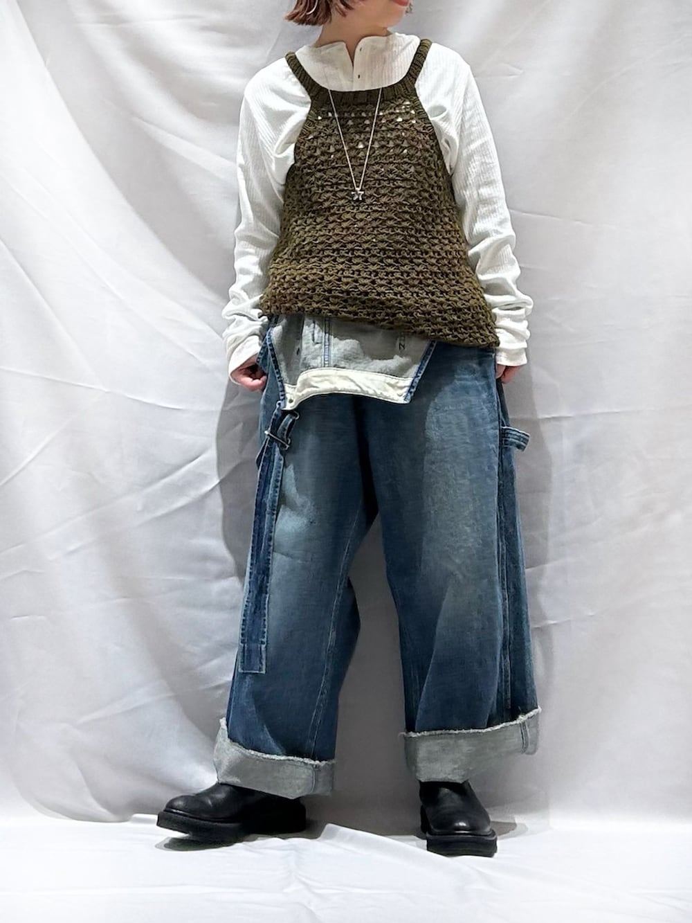 ブルー系のサロペット/オーバーオールを着用したレディースの冬コーディネートの5枚目の写真
