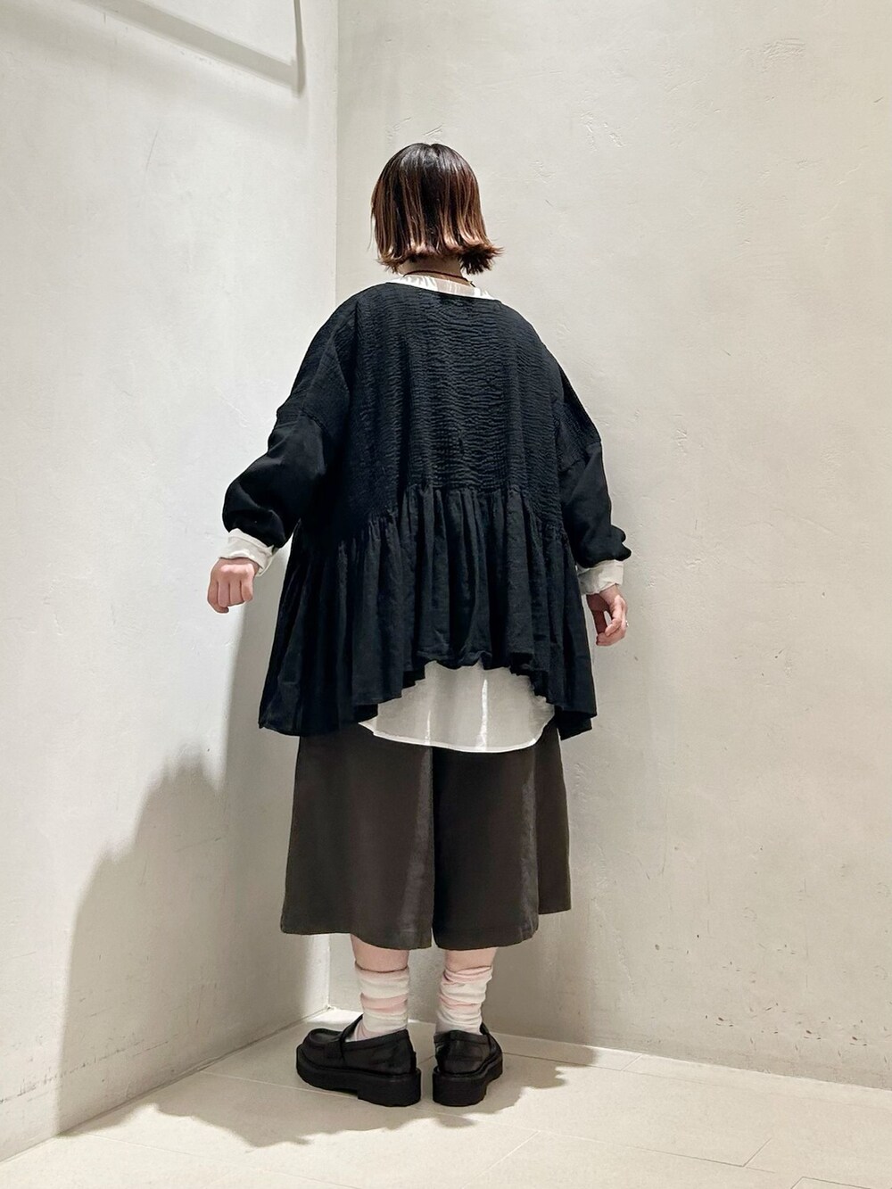 ブラウン系のその他パンツ、ホワイト系のシャツ/ブラウスを着用したレディースの春コーディネートの4枚目の写真