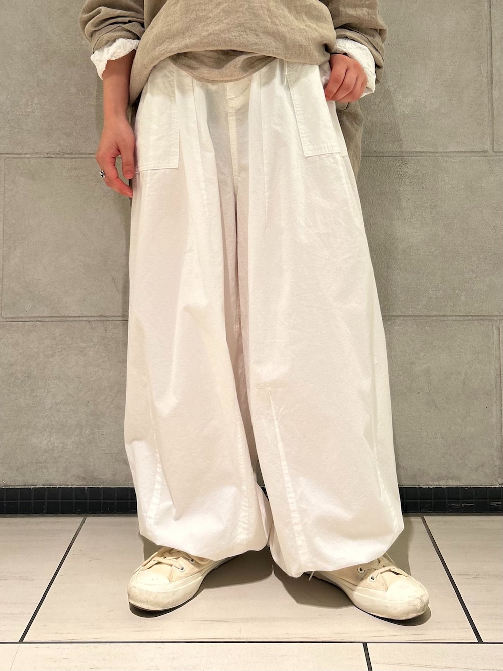 ホワイト系のその他パンツ、ホワイト系のシャツ/ブラウス、ベージュ系のキャップを着用したレディースの夏コーディネートの7枚目の写真