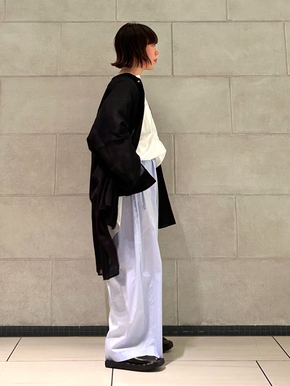 ブルー系のその他パンツ、ホワイト系のシャツ/ブラウス、ブラック系のシャツ/ブラウスを着用したレディースの夏コーディネートの3枚目の写真