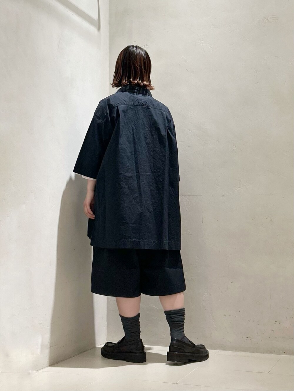 ピンク系のシャツ/ブラウス、ホワイト系のニット/セーター、グレー系のソックス/靴下を着用したレディースの春コーディネートの5枚目の写真