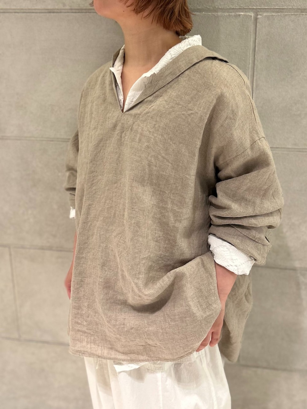 ホワイト系のその他パンツ、ホワイト系のシャツ/ブラウス、ベージュ系のキャップを着用したレディースの夏コーディネートの5枚目の写真