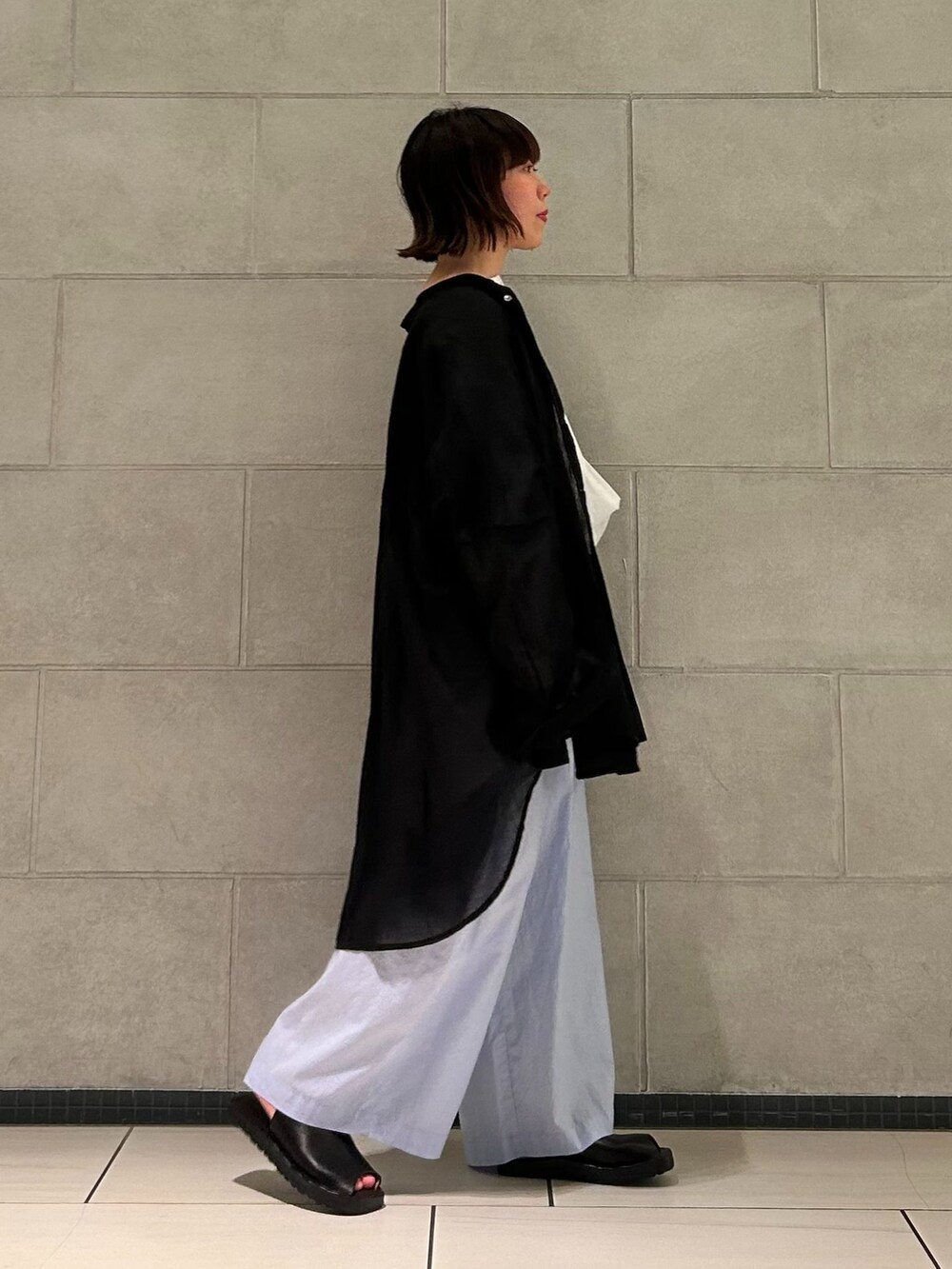 ブルー系のその他パンツ、ホワイト系のシャツ/ブラウス、ブラック系のシャツ/ブラウスを着用したレディースの夏コーディネートの2枚目の写真