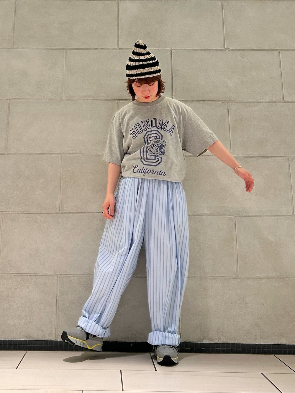 ブルー系のその他パンツ、グレー系のTシャツ/カットソーを着用したレディースの春コーディネートの3枚目の写真