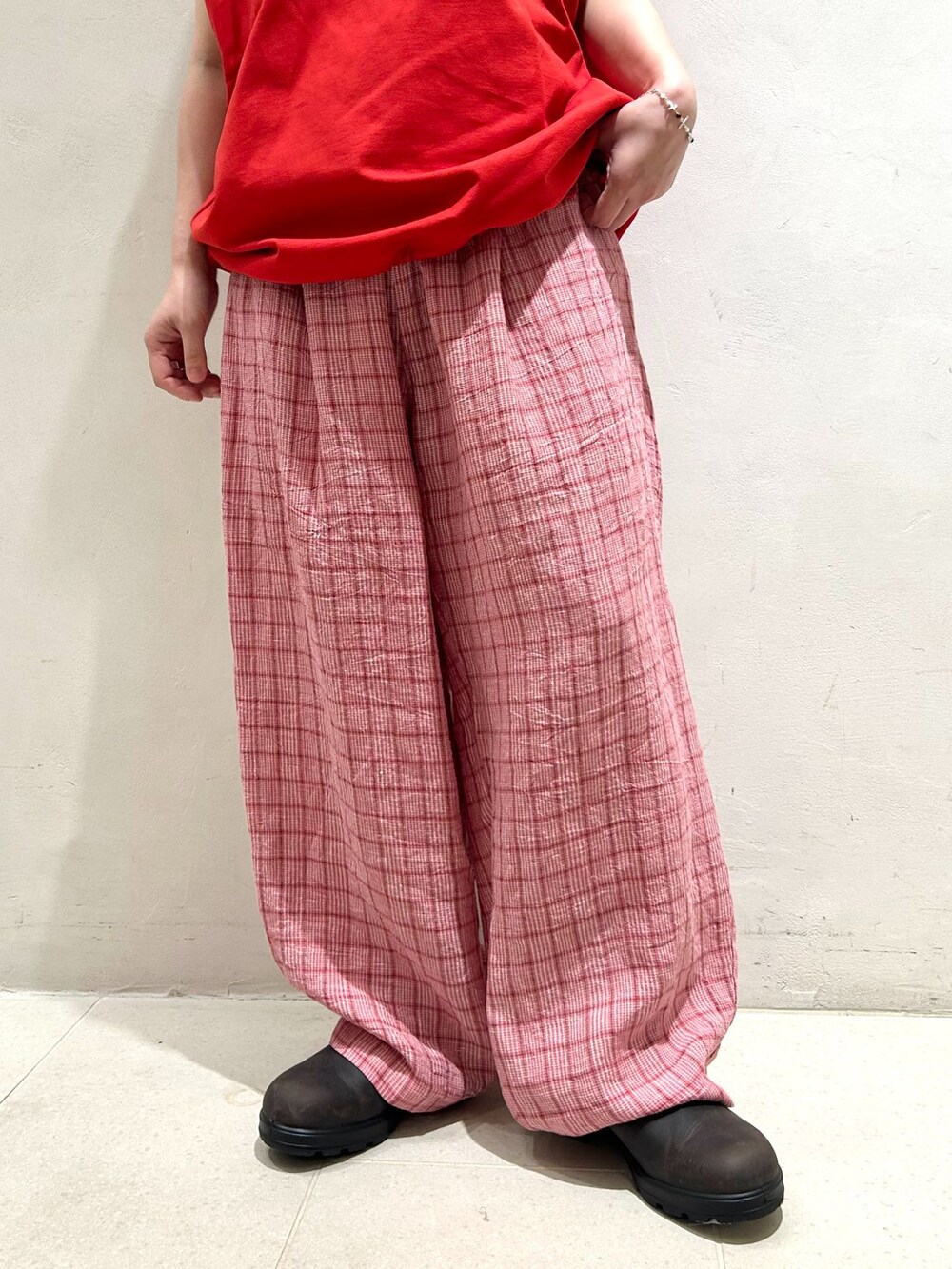 レッド系のその他パンツ、レッド系のTシャツ/カットソーを着用したレディースの夏コーディネートの7枚目の写真