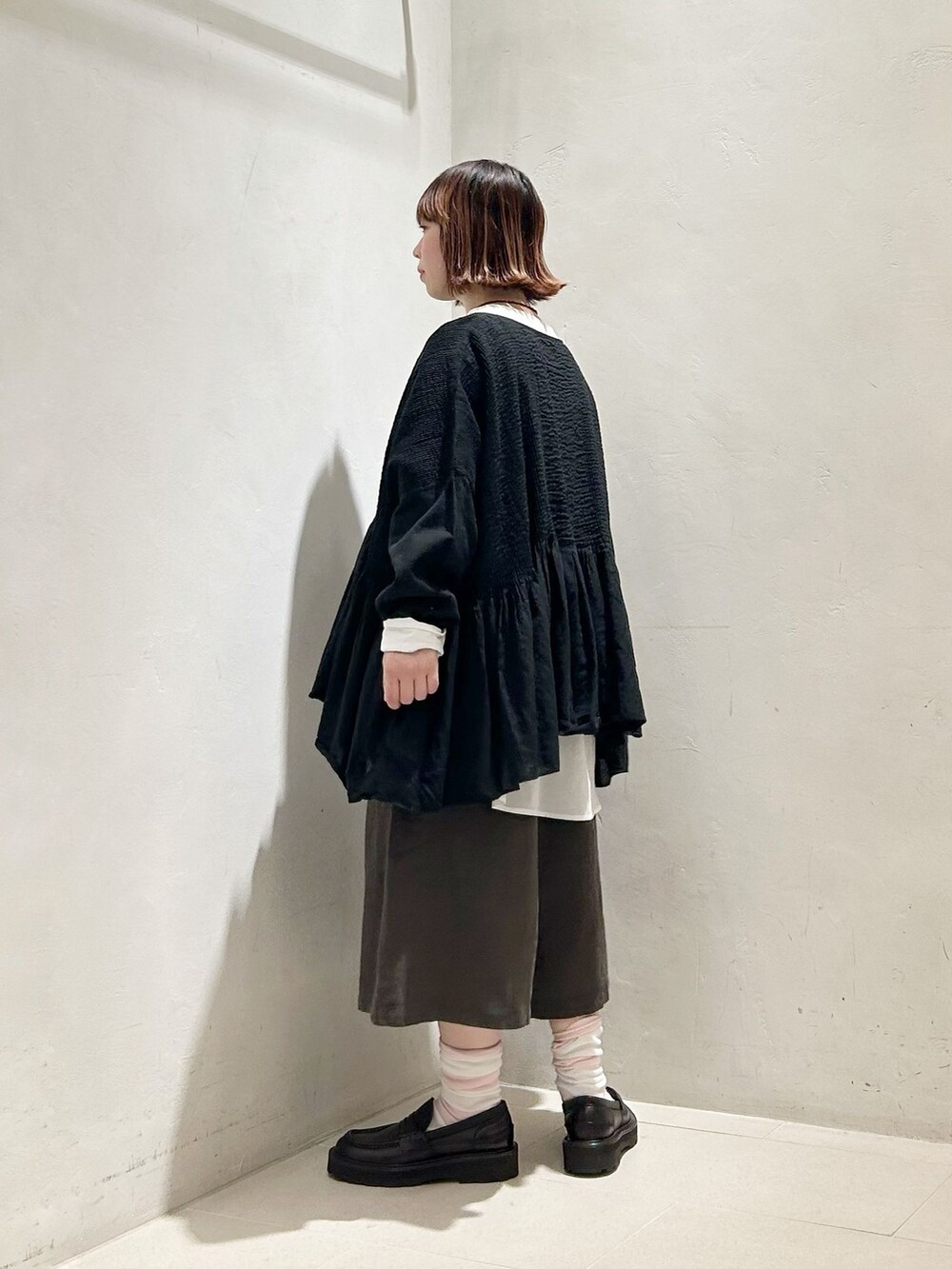 ブラウン系のその他パンツ、ホワイト系のシャツ/ブラウスを着用したレディースの春コーディネートの3枚目の写真