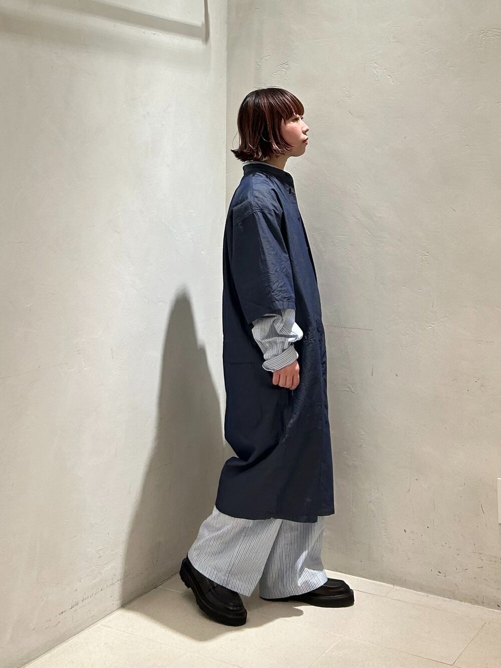 ブルー系のつなぎ/オールインワン、ブルー系のその他パンツ、ブルー系のシャツ/ブラウスを着用したレディースの春コーディネートの5枚目の写真