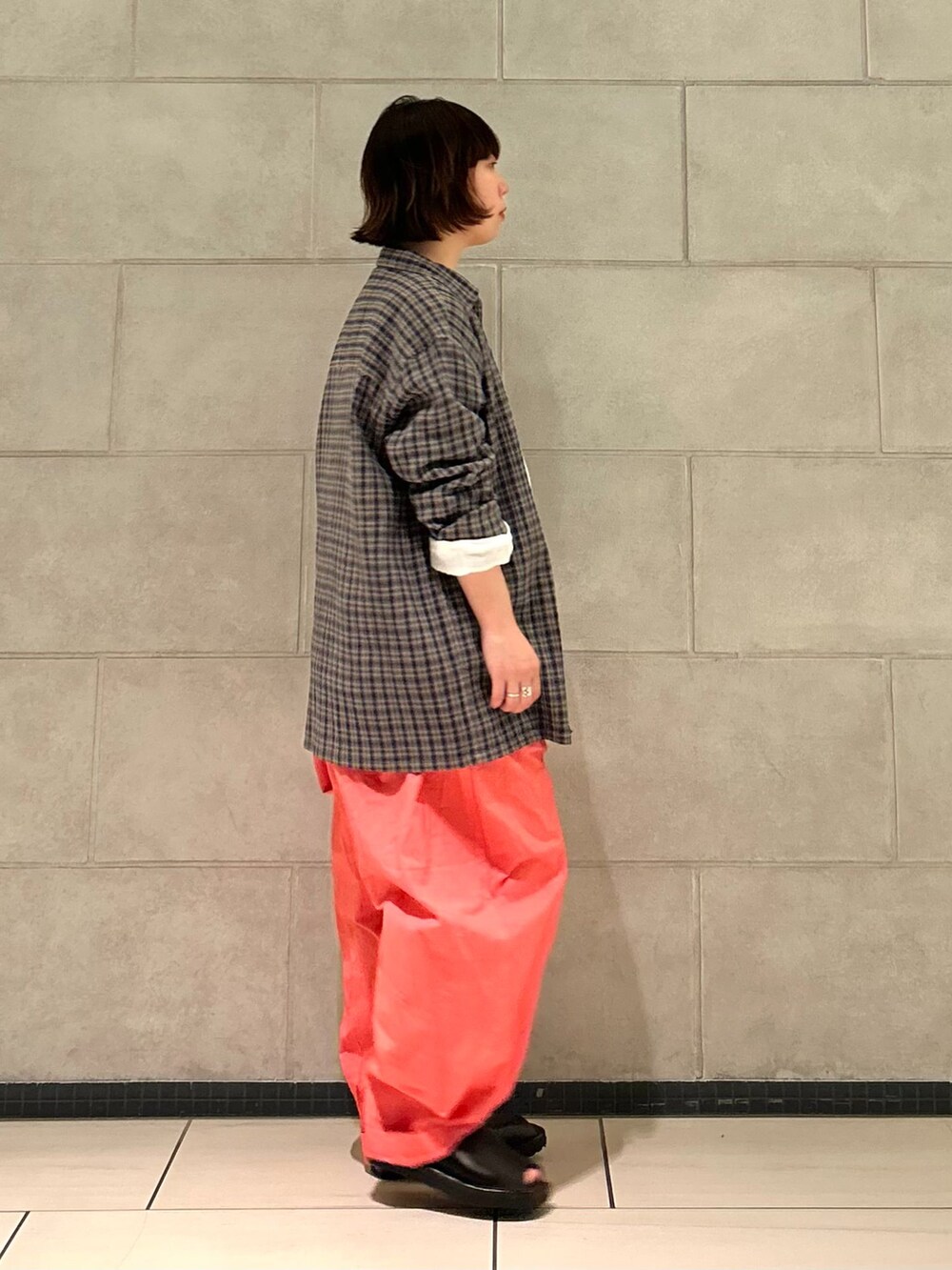 ピンク系のその他パンツ、ホワイト系のシャツ/ブラウス、グレー系のシャツ/ブラウスを着用したレディースの夏コーディネートの3枚目の写真