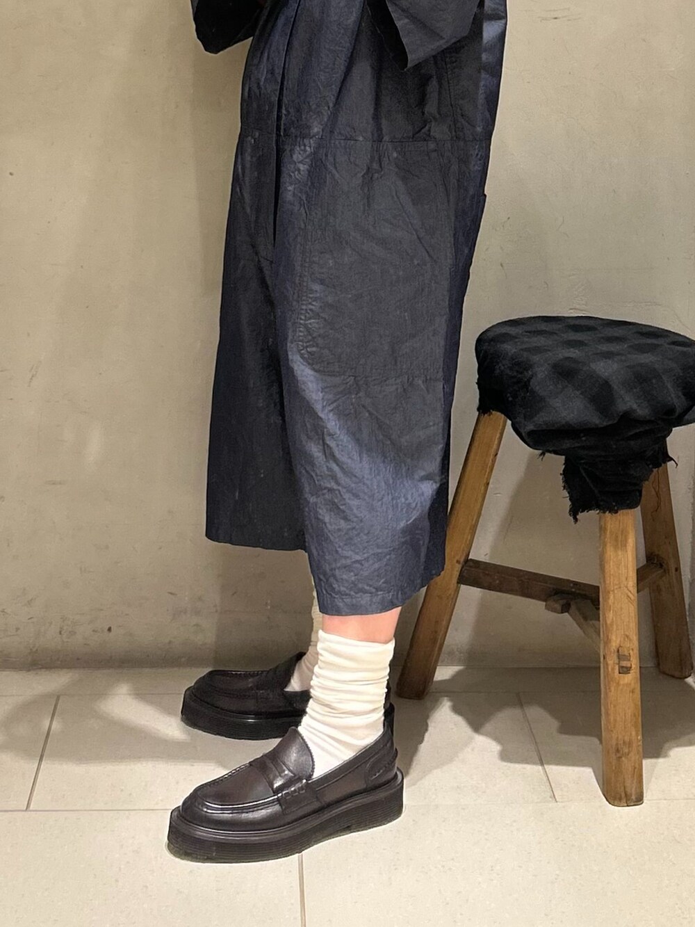 ブルー系のつなぎ/オールインワン、ブルー系のその他パンツ、ブルー系のシャツ/ブラウスを着用したレディースの春コーディネートの9枚目の写真