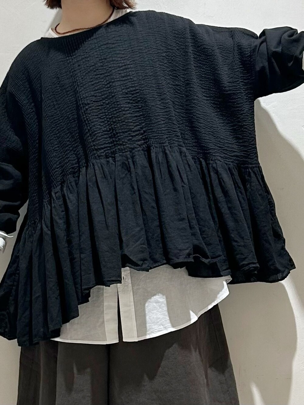 ブラウン系のその他パンツ、ホワイト系のシャツ/ブラウスを着用したレディースの春コーディネートの5枚目の写真