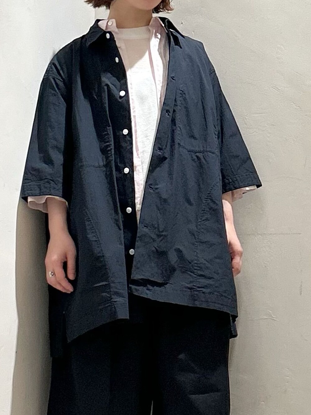 ピンク系のシャツ/ブラウス、ホワイト系のニット/セーター、グレー系のソックス/靴下を着用したレディースの春コーディネートの6枚目の写真