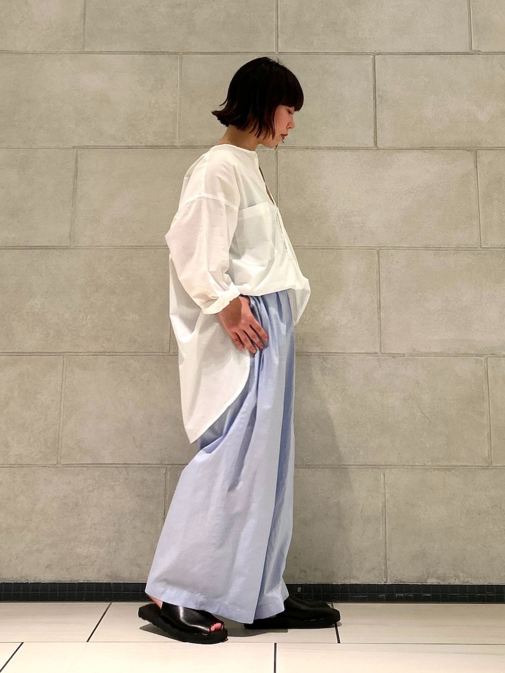 ブルー系のその他パンツ、ホワイト系のシャツ/ブラウス、ブラック系のシャツ/ブラウスを着用したレディースの夏コーディネートの5枚目の写真