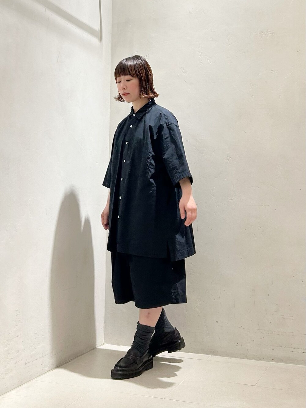ピンク系のシャツ/ブラウス、ホワイト系のニット/セーター、グレー系のソックス/靴下を着用したレディースの春コーディネートの3枚目の写真