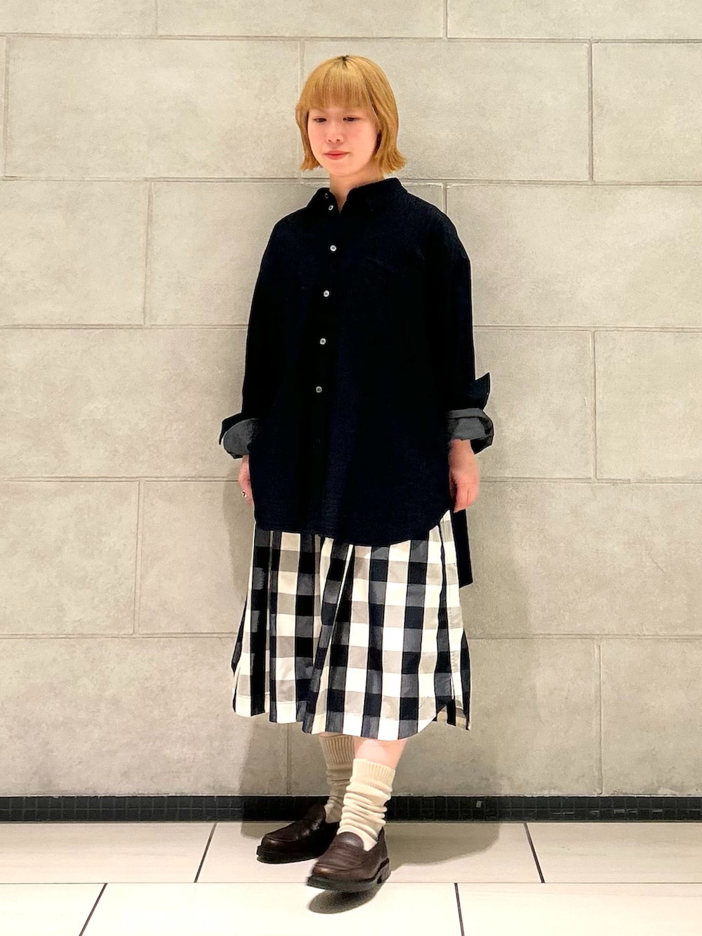 ブラック系のその他パンツ、ブルー系のシャツ/ブラウスを着用したレディースの秋コーディネートの2枚目の写真