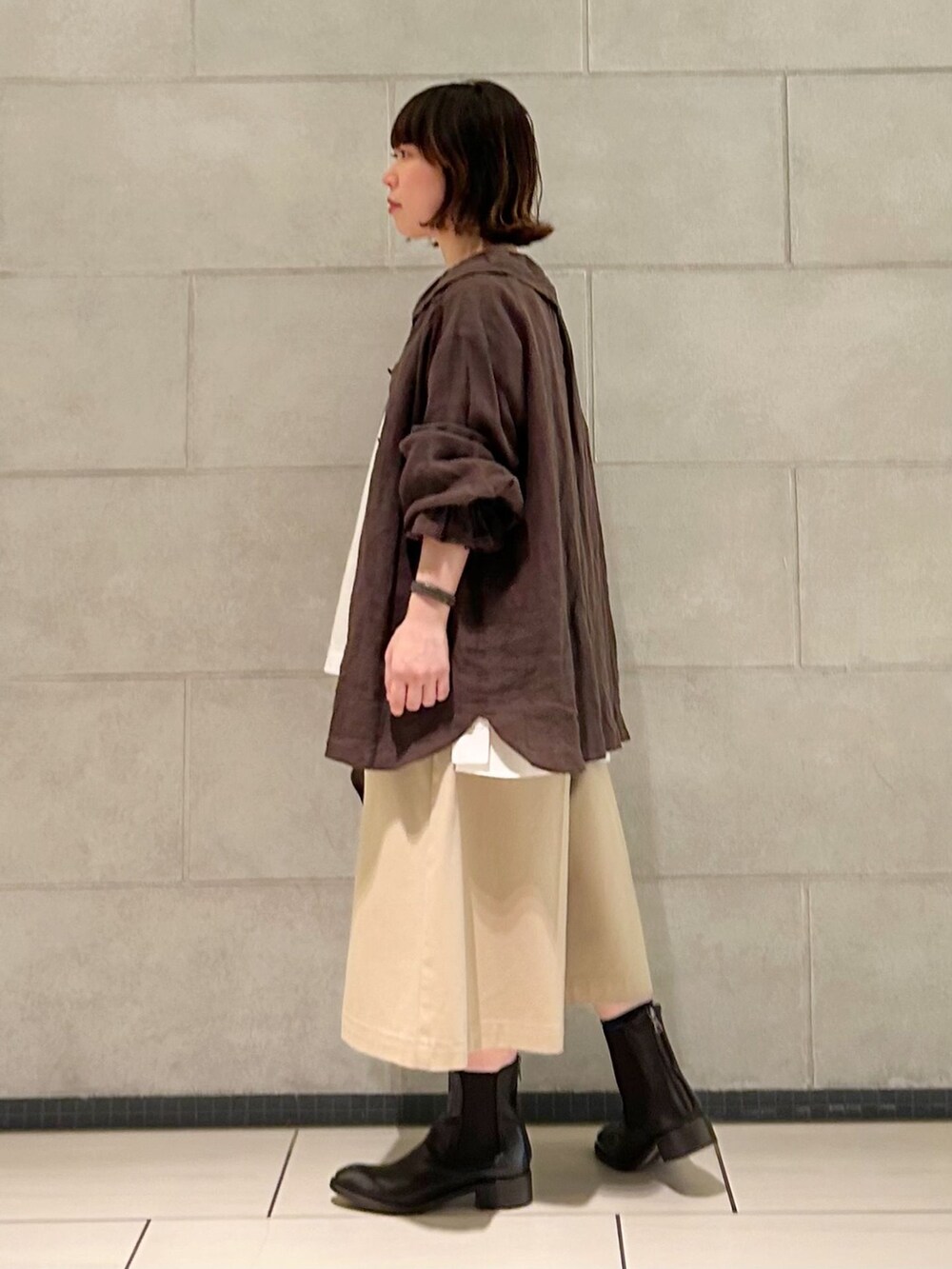 ベージュ系のその他パンツ、ブラウン系のシャツ/ブラウス、ホワイト系のシャツ/ブラウスを着用したレディースの夏コーディネートの3枚目の写真