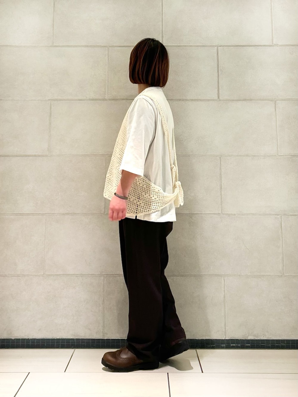 ブラウン系のその他パンツ、ホワイト系のTシャツ/カットソー、ホワイト系のベストを着用したレディースの春コーディネートの6枚目の写真