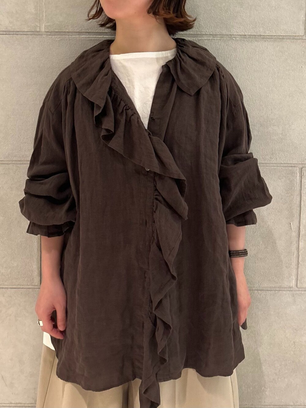 ベージュ系のその他パンツ、ブラウン系のシャツ/ブラウス、ホワイト系のシャツ/ブラウスを着用したレディースの夏コーディネートの5枚目の写真