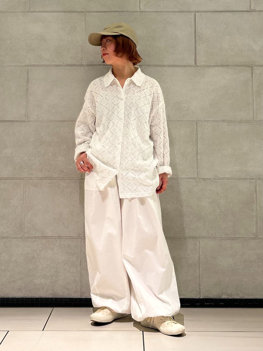 ホワイト系のその他パンツ、ホワイト系のシャツ/ブラウス、ベージュ系のキャップを着用したレディースの夏コーディネートの4枚目の写真