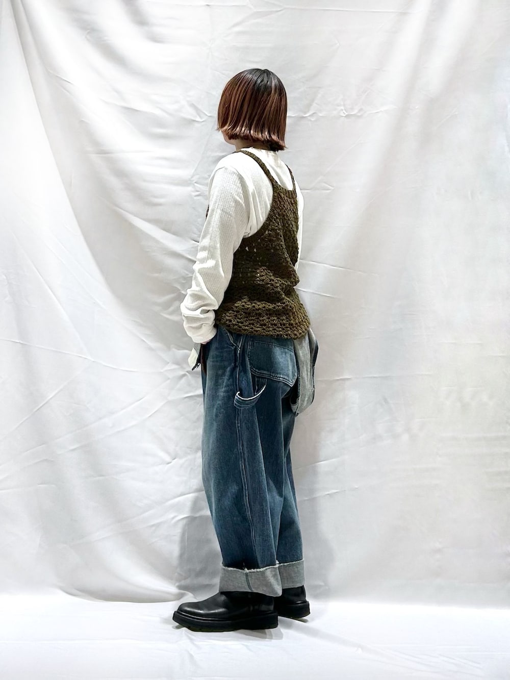 ブルー系のサロペット/オーバーオールを着用したレディースの冬コーディネートの3枚目の写真