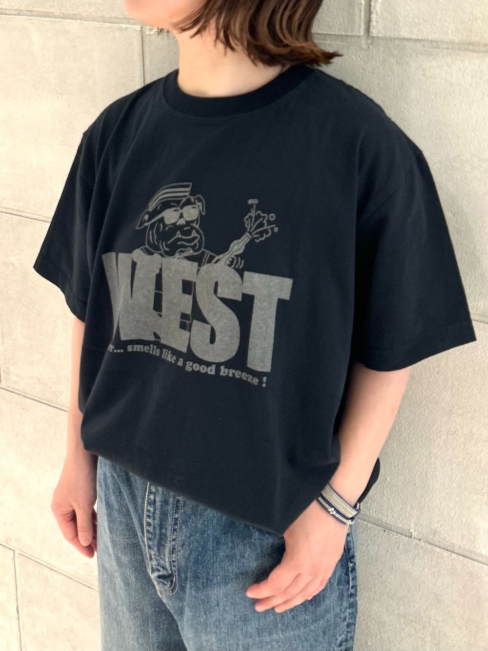 ブルー系のシャツ/ブラウス、ブルー系のTシャツ/カットソーを着用したレディースの夏コーディネートの5枚目の写真