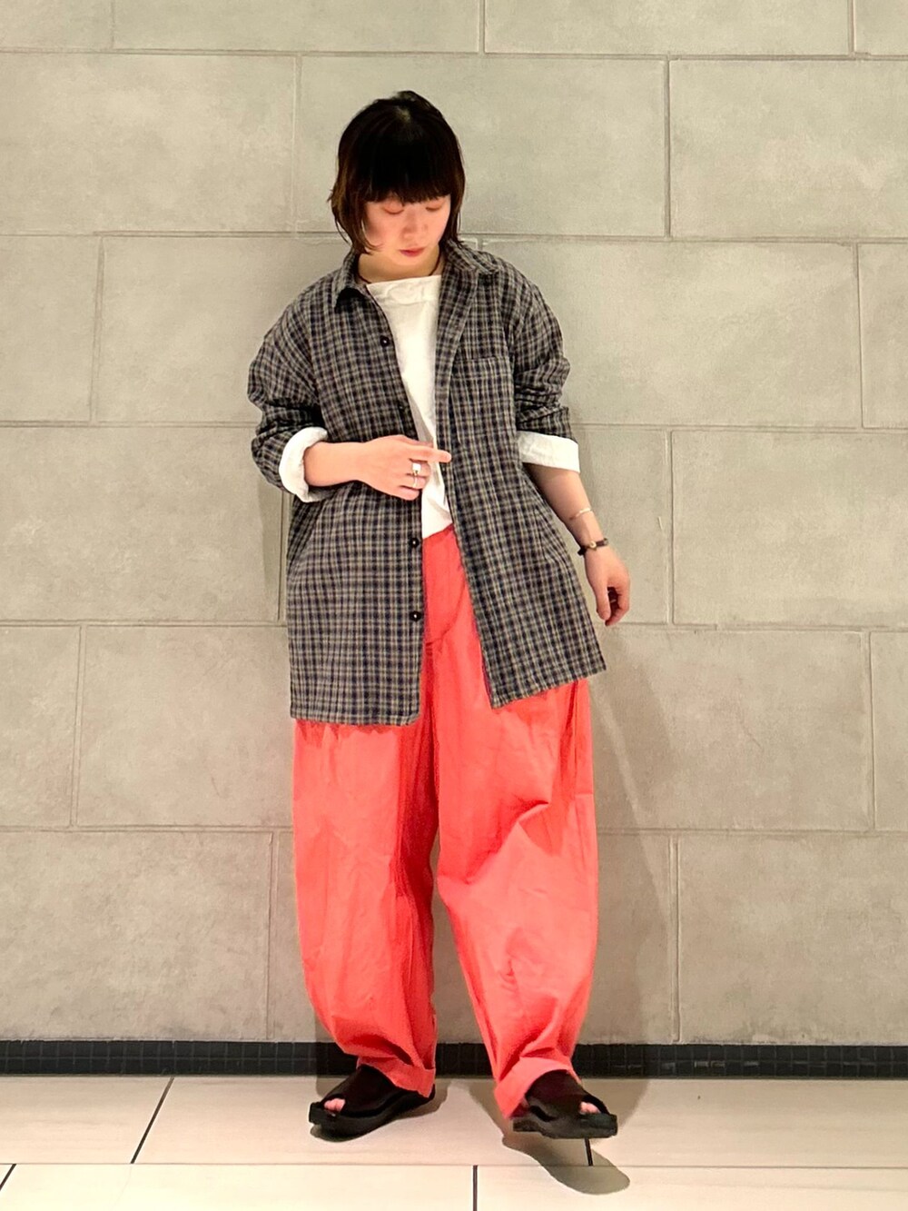 ピンク系のその他パンツ、ホワイト系のシャツ/ブラウス、グレー系のシャツ/ブラウスを着用したレディースの夏コーディネートの2枚目の写真