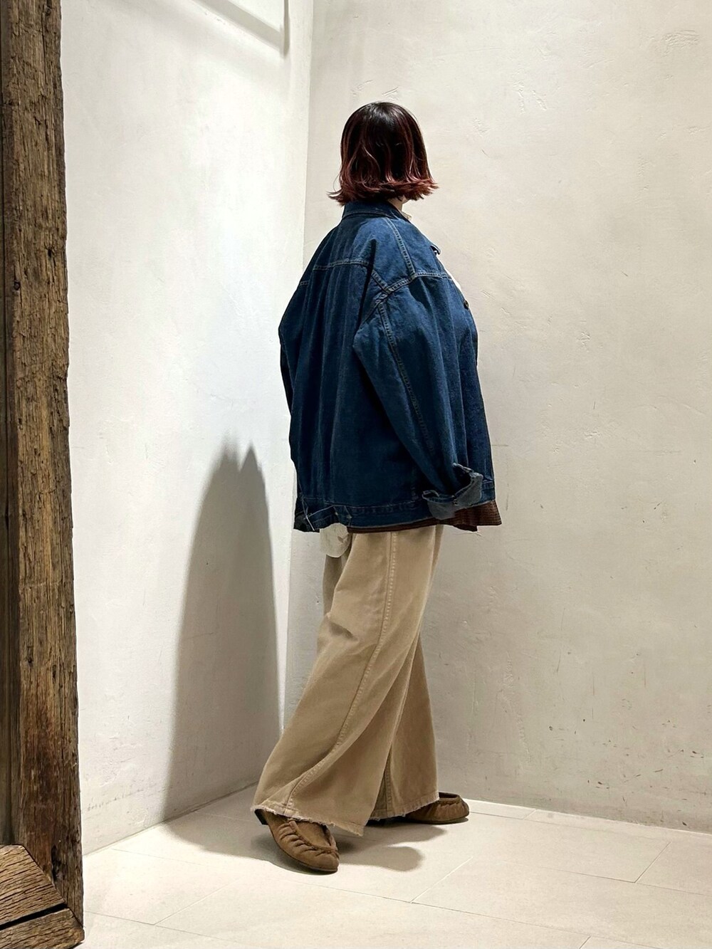ブラウン系のその他アウター、ベージュ系のその他パンツ、ホワイト系のシャツ/ブラウスを着用したレディースの春コーディネートの5枚目の写真