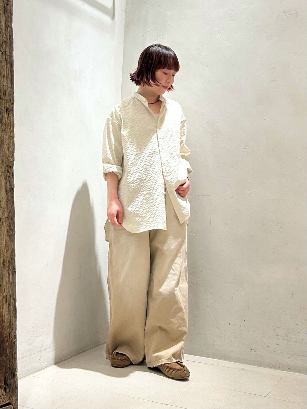 ブラウン系のその他アウター、ベージュ系のその他パンツ、ホワイト系のシャツ/ブラウスを着用したレディースの春コーディネートの3枚目の写真