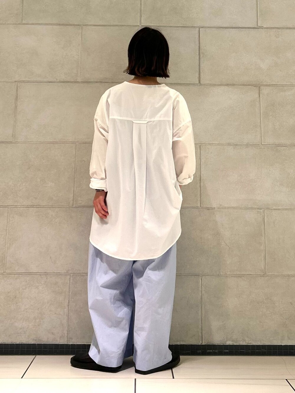 ブルー系のその他パンツ、ホワイト系のシャツ/ブラウス、ブラック系のシャツ/ブラウスを着用したレディースの夏コーディネートの6枚目の写真