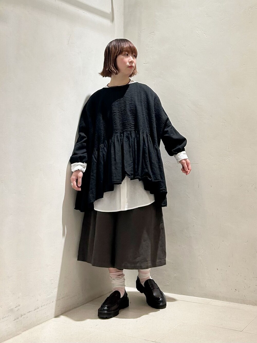 ブラウン系のその他パンツ、ホワイト系のシャツ/ブラウスを着用したレディースの春コーディネートの2枚目の写真