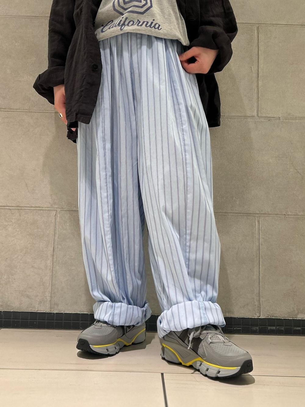 ブルー系のその他パンツ、グレー系のTシャツ/カットソーを着用したレディースの春コーディネートの5枚目の写真