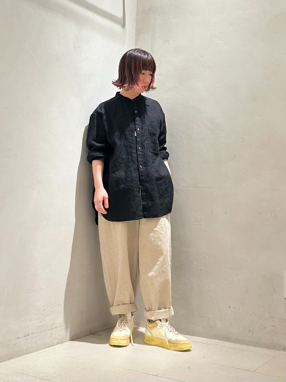 ベージュ系のその他パンツを着用したレディースの春コーディネートの2枚目の写真
