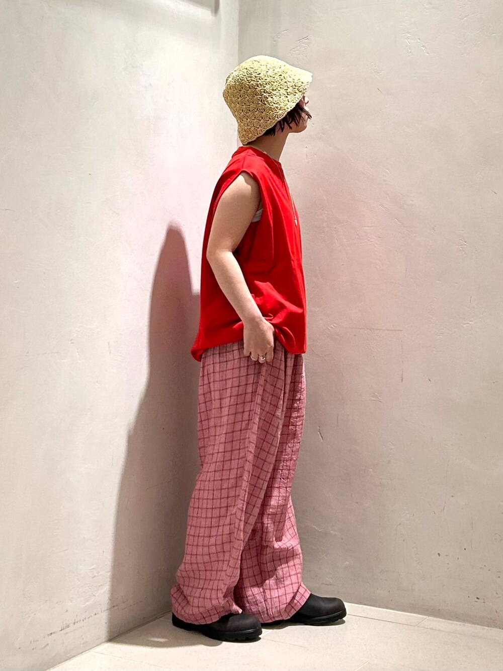 レッド系のその他パンツ、レッド系のTシャツ/カットソーを着用したレディースの夏コーディネートの2枚目の写真