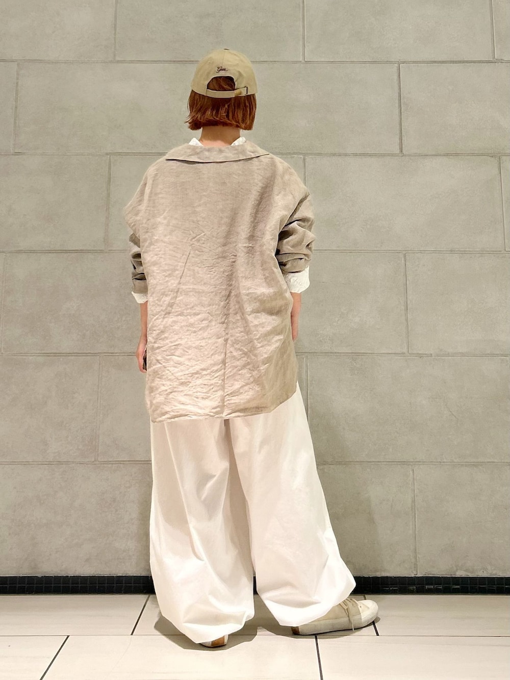 ホワイト系のその他パンツ、ホワイト系のシャツ/ブラウス、ベージュ系のキャップを着用したレディースの夏コーディネートの3枚目の写真