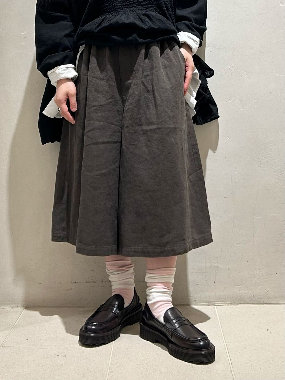 ブラウン系のその他パンツ、ホワイト系のシャツ/ブラウスを着用したレディースの春コーディネートの6枚目の写真