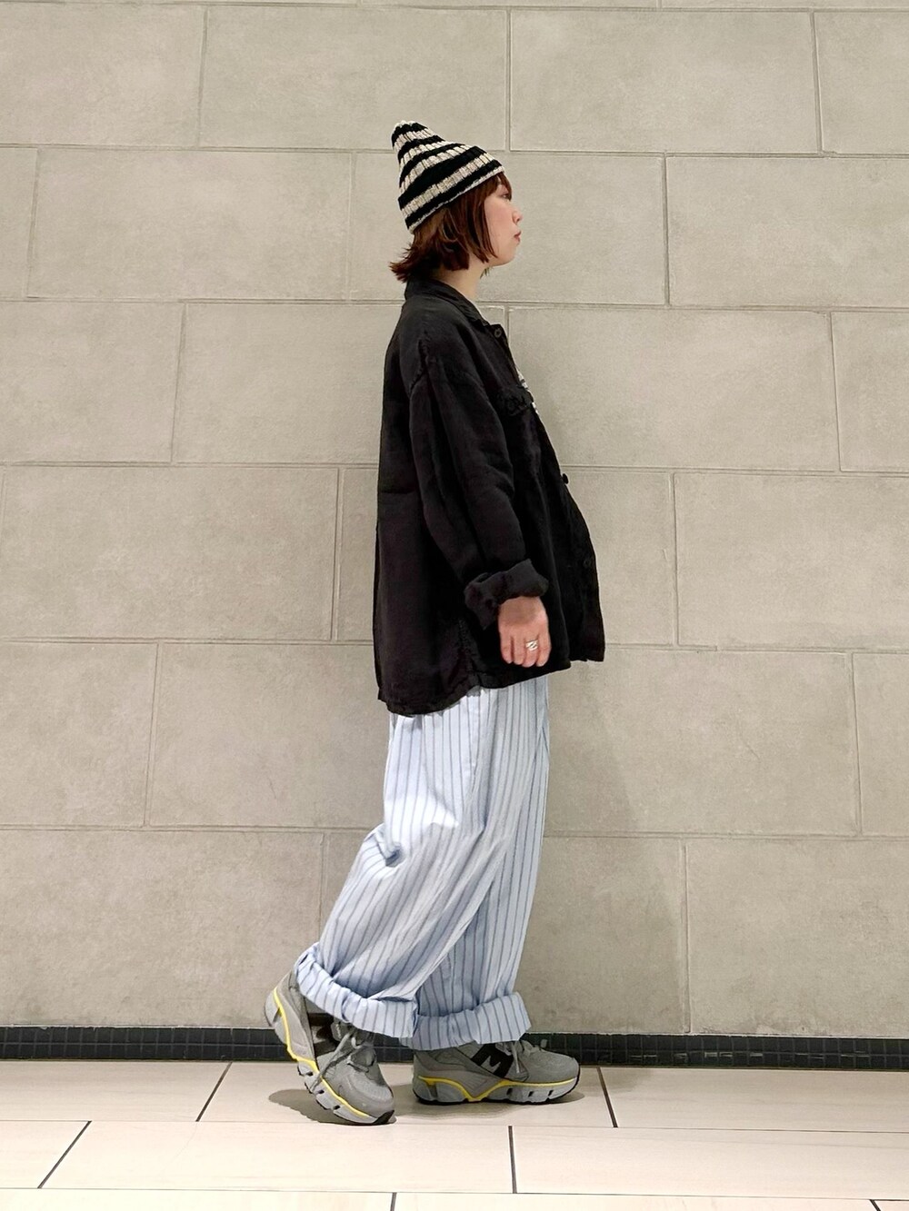 ブルー系のその他パンツ、グレー系のTシャツ/カットソーを着用したレディースの春コーディネートの2枚目の写真
