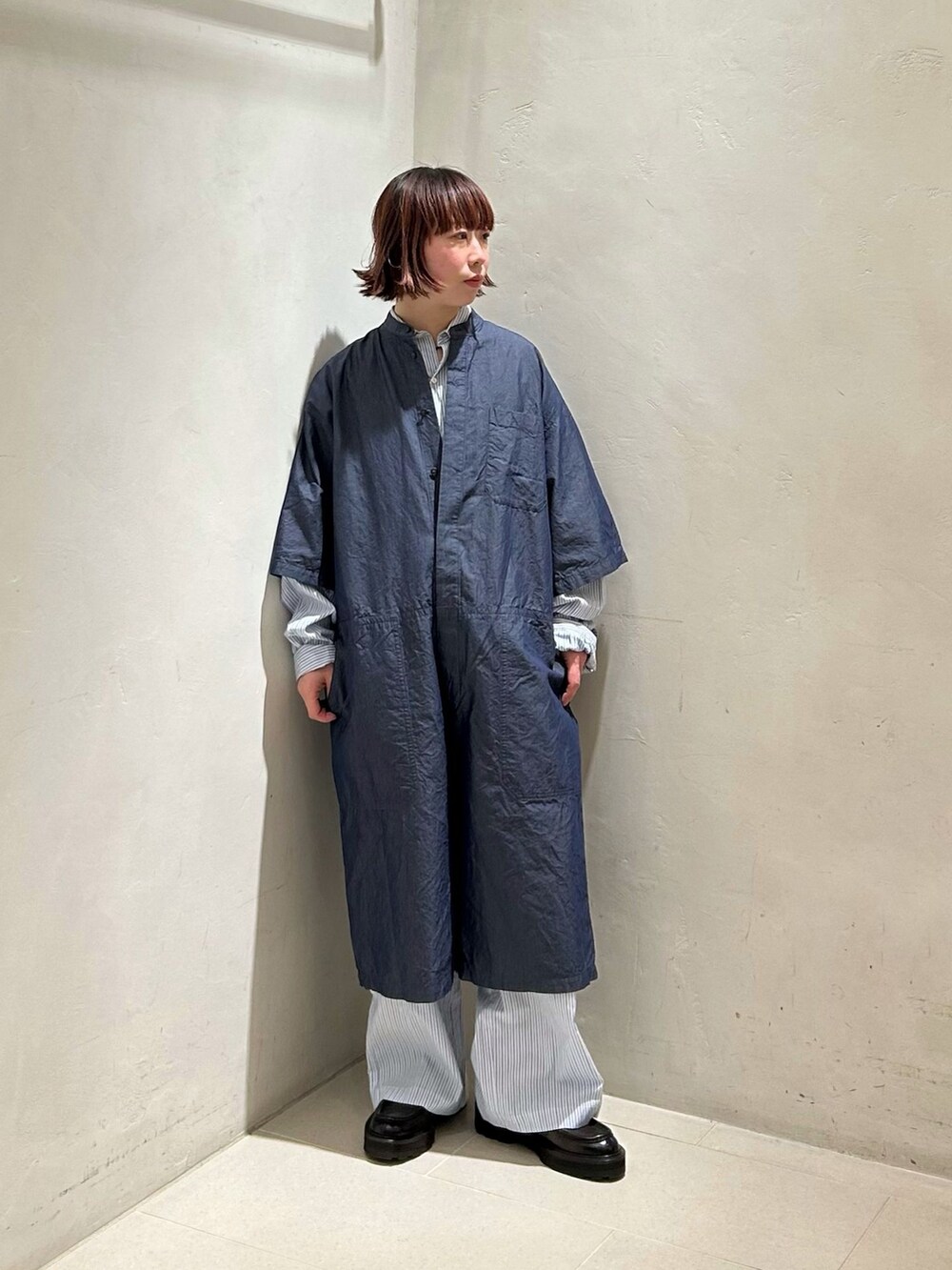 ブルー系のつなぎ/オールインワン、ブルー系のその他パンツ、ブルー系のシャツ/ブラウスを着用したレディースの春コーディネートの4枚目の写真