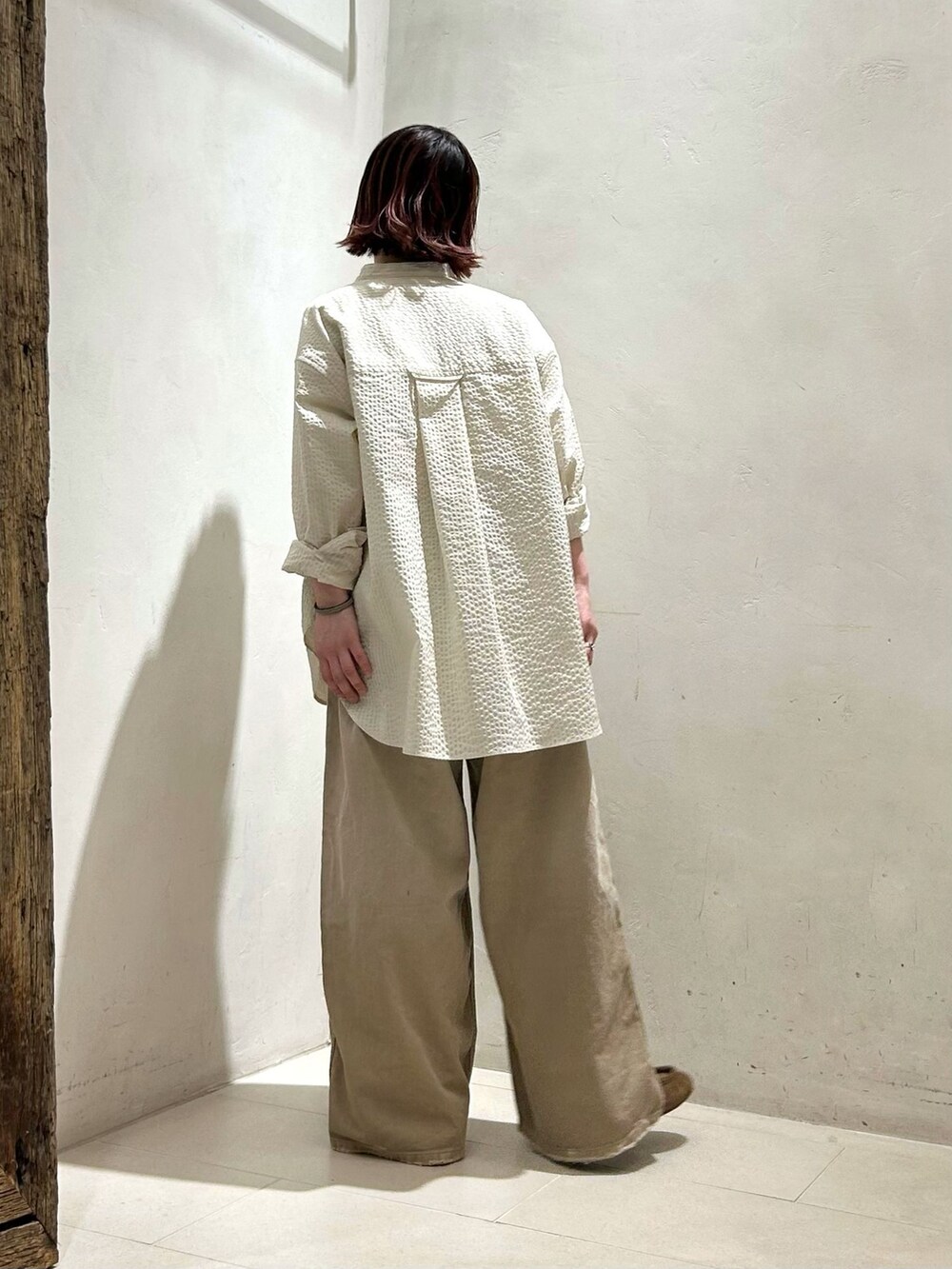 ブラウン系のその他アウター、ベージュ系のその他パンツ、ホワイト系のシャツ/ブラウスを着用したレディースの春コーディネートの4枚目の写真