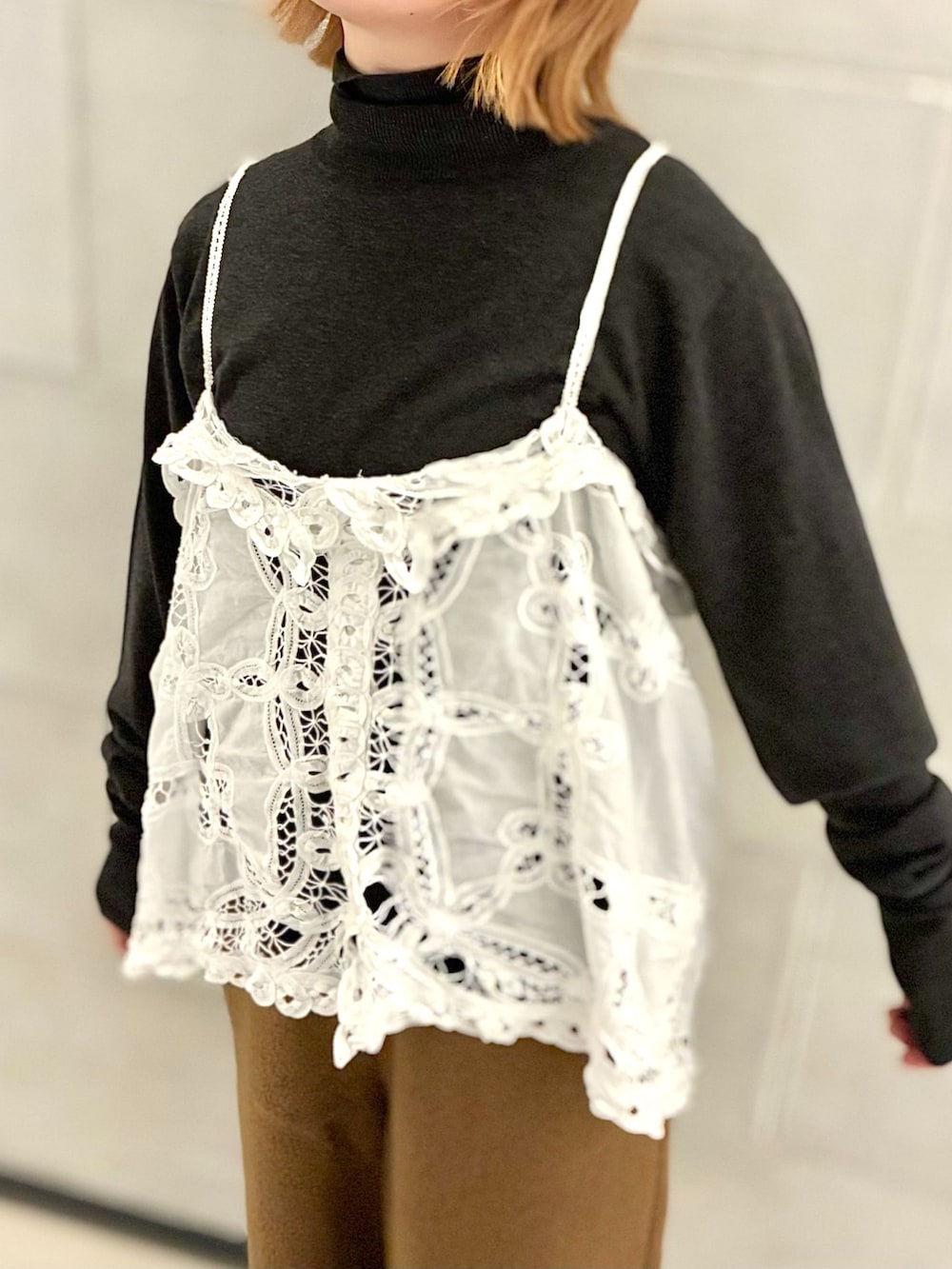 ホワイト系のシャツ/ブラウス、グレー系のニット/セーターを着用したレディースの秋コーディネートの7枚目の写真