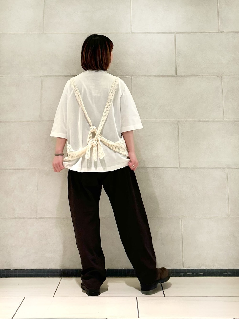 ブラウン系のその他パンツ、ホワイト系のTシャツ/カットソー、ホワイト系のベストを着用したレディースの春コーディネートの7枚目の写真