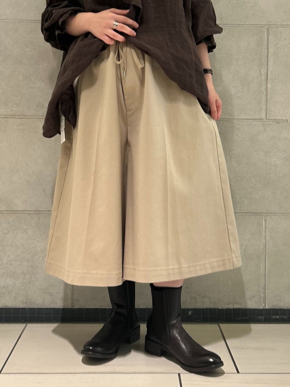 ベージュ系のその他パンツ、ブラウン系のシャツ/ブラウス、ホワイト系のシャツ/ブラウスを着用したレディースの夏コーディネートの6枚目の写真