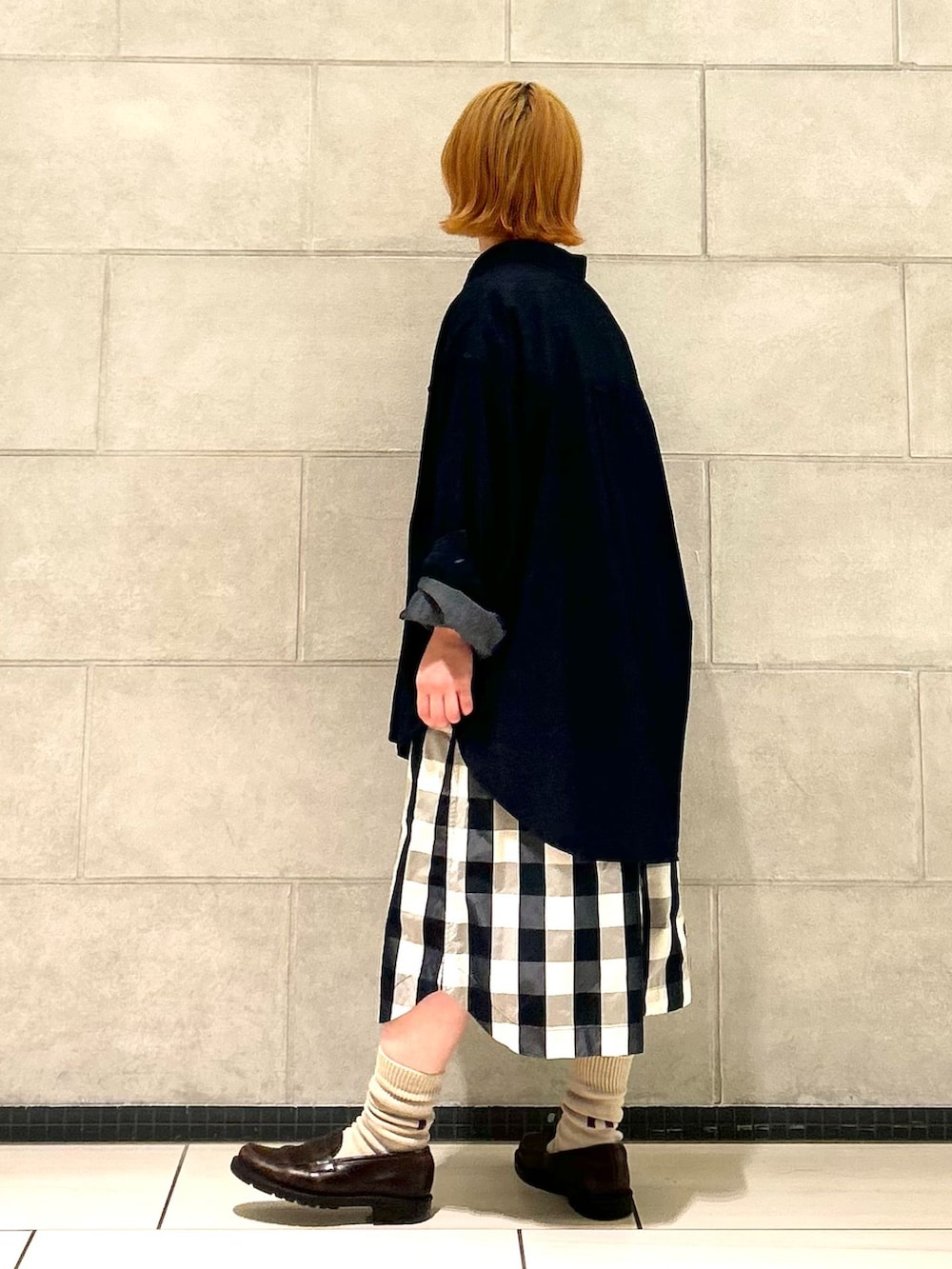 ブラック系のその他パンツ、ブルー系のシャツ/ブラウスを着用したレディースの秋コーディネートの3枚目の写真