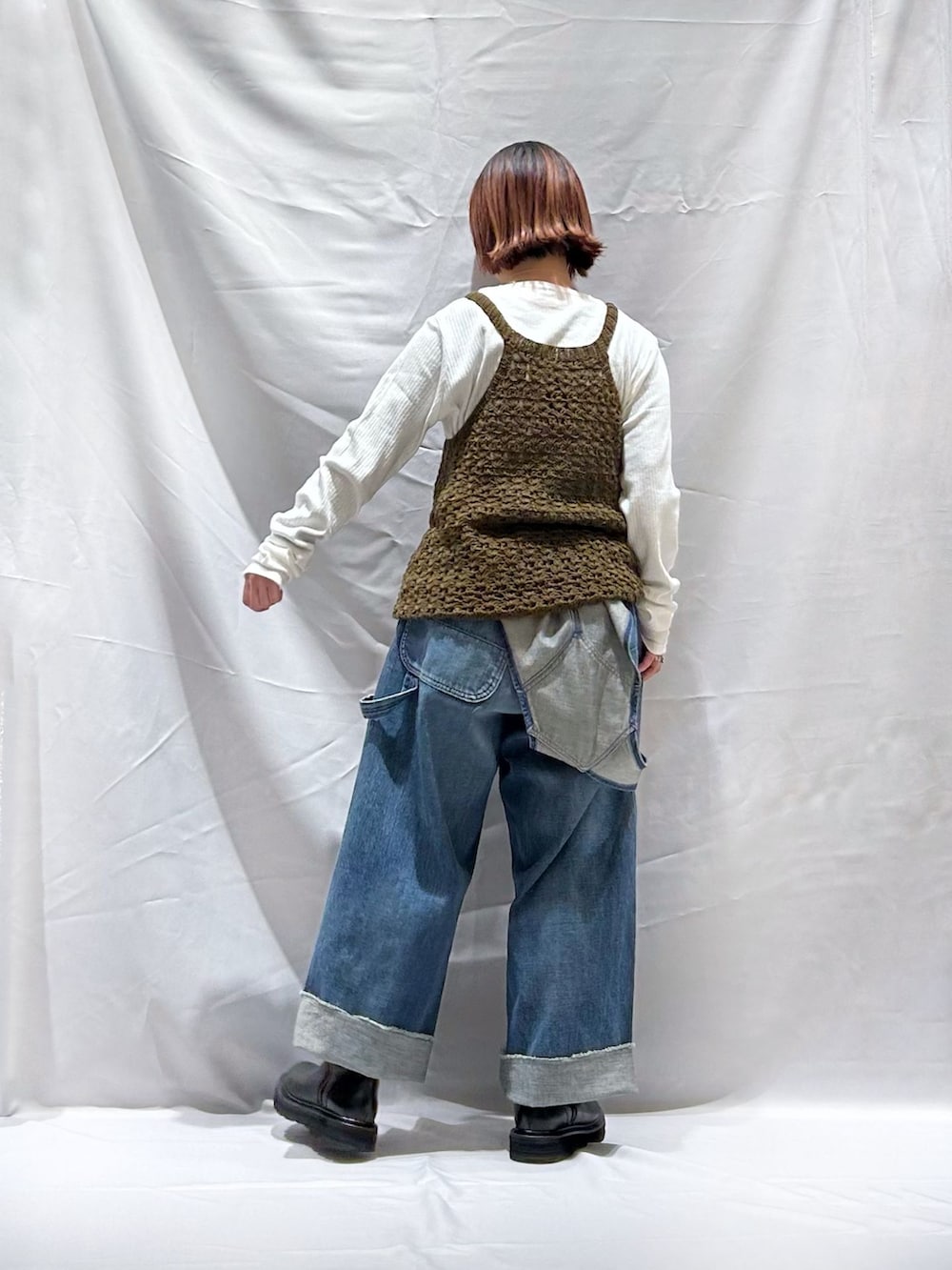 ブルー系のサロペット/オーバーオールを着用したレディースの冬コーディネートの4枚目の写真