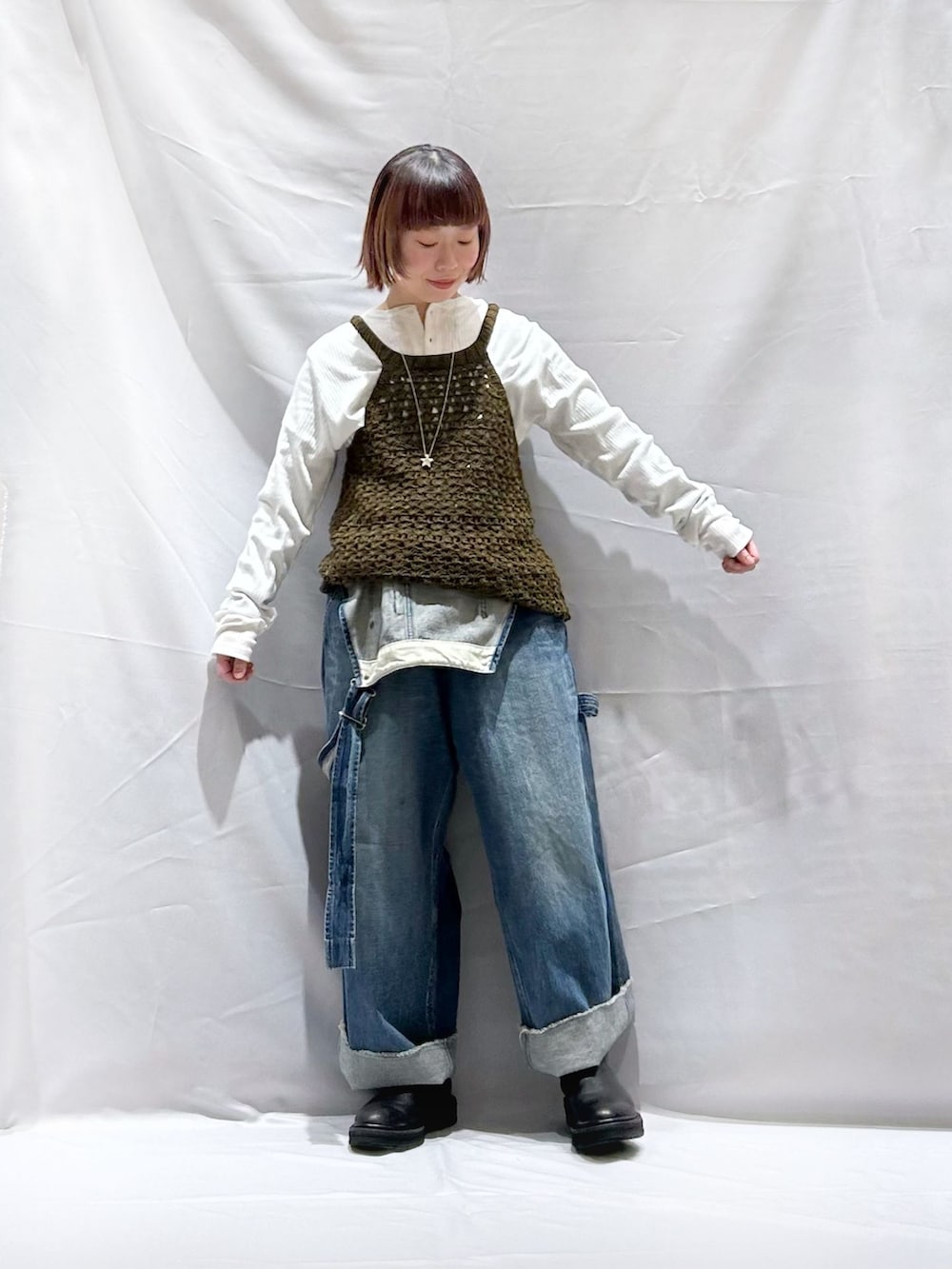ブルー系のサロペット/オーバーオールを着用したレディースの冬コーディネートの2枚目の写真