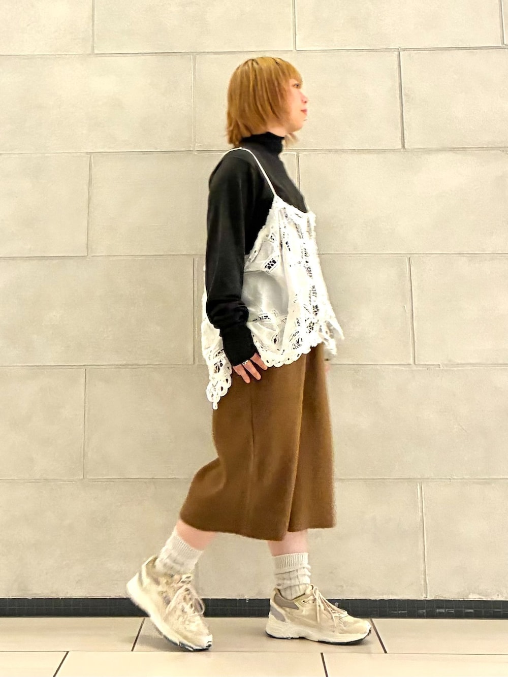 ホワイト系のシャツ/ブラウス、グレー系のニット/セーターを着用したレディースの秋コーディネートの2枚目の写真